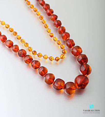 null Two necklaces of resin: a choker decorated with yellow pearls length 27 cm,...