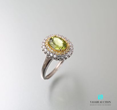 null Silver ring set with an oval peridot hemmed with a double row of zirconium oxide.

Gross...