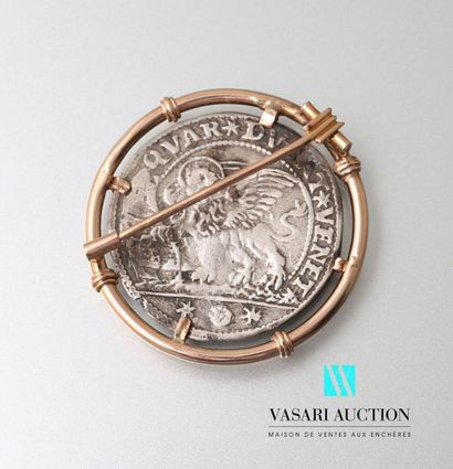 null A round brooch, the setting in yellow gold 750 thousandths set with a Venetian...