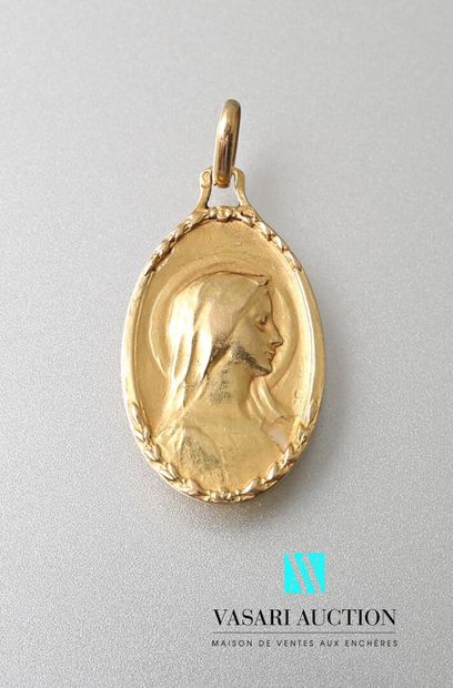 null Oval medal in yellow gold 750 thousandths, profile of the Virgin, the top and...