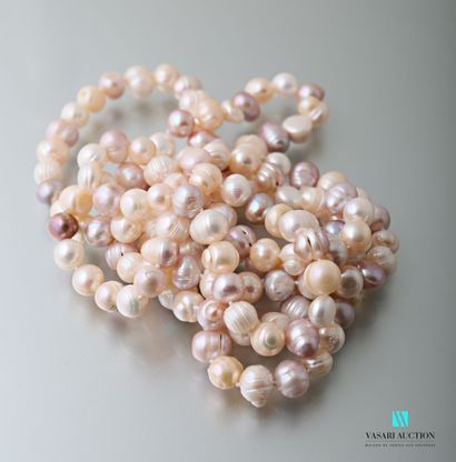 null Long necklace of white and pink freshwater pearls.

Length : 68 cm