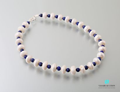 null Necklace of white pearls of round form alternated with beads of Lapis lazuli,...