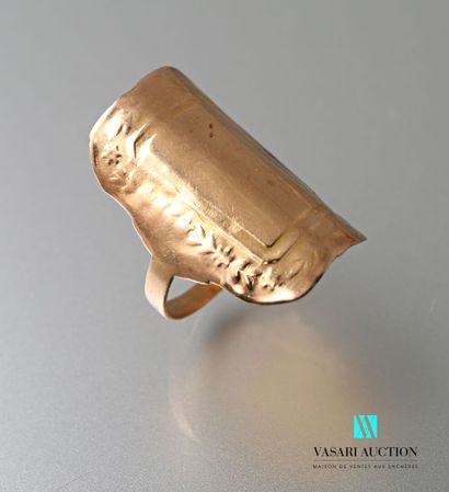 null Ring in yellow gold 750 thousandth, rectangular motif formerly chased, end of...