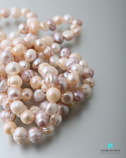 null Long necklace of white and pink freshwater pearls.

Length : 68 cm