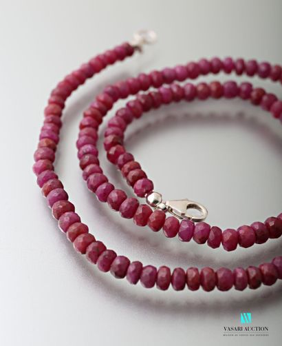 null Necklace decorated with faceted rubies, the clasp snap hook in silver

Length...
