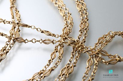 null Chain vest in yellow gold 750 thousandth, oval links in gold wire alternating...