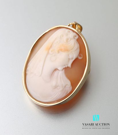 null Pendant brooch in yellow gold 750 thousandths set with a shell cameo representing...