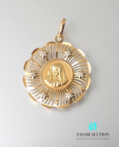 null Médaille ronde en or jaune 750 millièmes ornée au centre du profil de la Vierge,...
