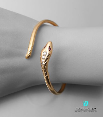 null Bracelet snake open rush in yellow gold 750 thousandths, the head set with four...