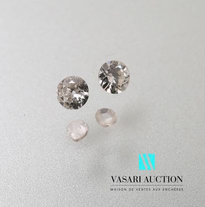  Quatre petits diamants de récupération : un en demi-taille, un en taille ancienne...
