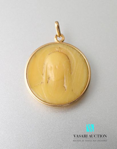null Round medal, the circumference in yellow gold 750 thousandths, the center in...