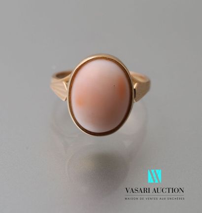 null Yellow gold ring 750 thousandth set with a coral cabochon angel skin, the shoulders...