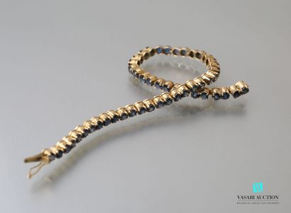 null Bracelet ligne en or jaune 750 millièmes serti de 50 saphirs ronds facettés....