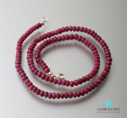 null Necklace decorated with faceted rubies, the clasp snap hook in silver

Length...