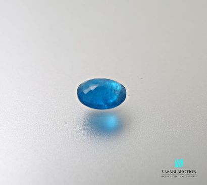 null Apatite sur papier calibrant 1,25 carats de taille ovale de couleur neon blue.

Dimension...