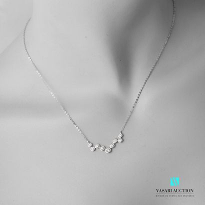 null Collier en or blanc 750 millièmes orné d'un motif agrémenté de neuf diamants...