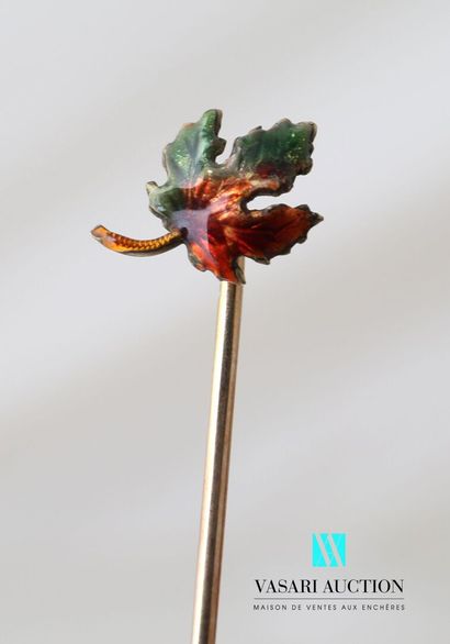 null Gold pin 585 thousandths (14 carats) with a vine leaf enamelled 1 g. Accidents...