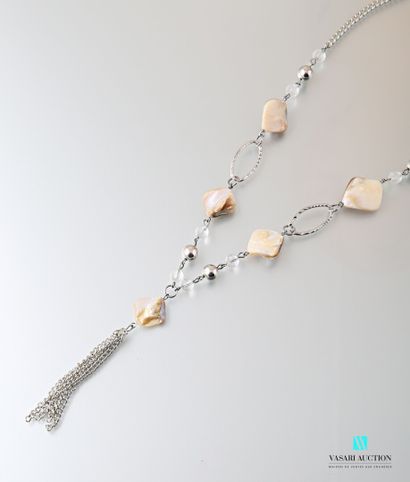 null Metal necklace composed of a chain supporting faceted glass beads and mother-of-pearl...