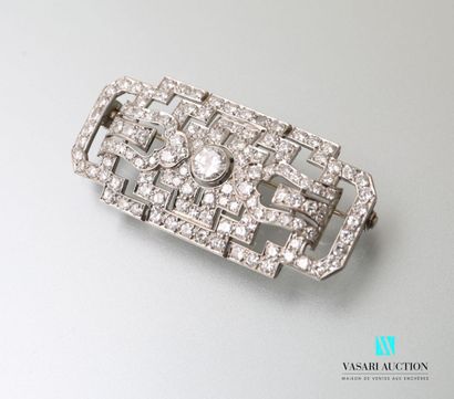 null Broche plaque Art Déco en platine 850 millièmes pavée de diamants dans des motifs...