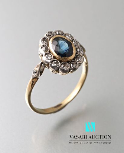 null Ring pompadour in gold 750 thousandth, central motive set with an oval sapphire...