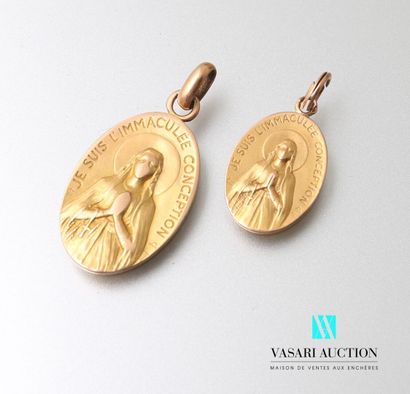 null Two oval medals in yellow gold 750 thousandths worn representing the immaculate...