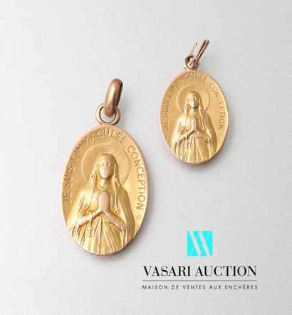 null Two oval medals in yellow gold 750 thousandths worn representing the immaculate...