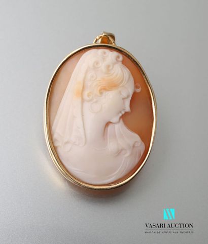 null Pendant brooch in yellow gold 750 thousandths set with a shell cameo representing...