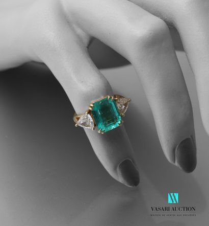 null Yellow gold ring 750 thousandth set with an emerald rectangular cut with shoulders...
