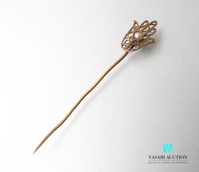 null Pin in yellow gold 750 thousandths decorated with a hand of fatma in gold filigree...