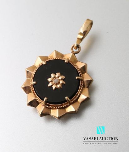 null Round pendant in yellow gold 750 thousandth set with an onyx and a central half-pearl...