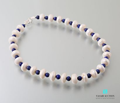 null Necklace of white pearls of round form alternated with beads of Lapis lazuli,...