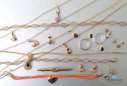 Un ensemble de bijoux en plaqué or et pierres...