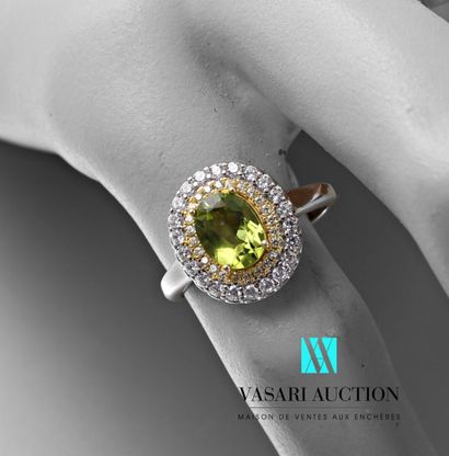 null Silver ring set with an oval peridot hemmed with a double row of zirconium oxide.

Gross...