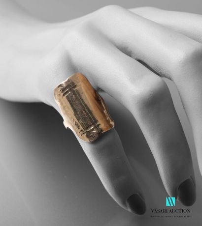 null Ring in yellow gold 750 thousandth, rectangular motif formerly chased, end of...
