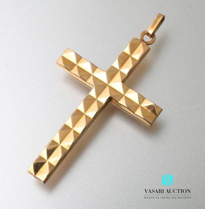 null Un pendentif croix en or jaune 750 millièmes à décor en pointes de diamants...
