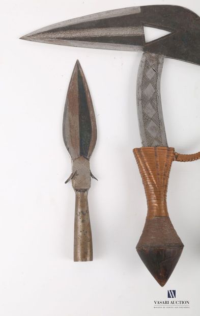 null AFRIQUE

Instruments et fer de lance en métal à décor de frises de losanges...
