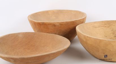 null AFRIQUE

Lot de trois plats creux de formes rondes en bois naturel. 

(taches)

Diam....