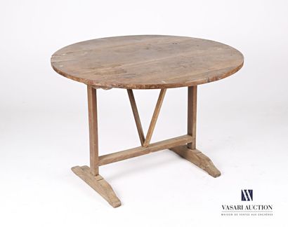 null Table de vendange en bois naturel, le plateau de forme ronde basculant, elle...