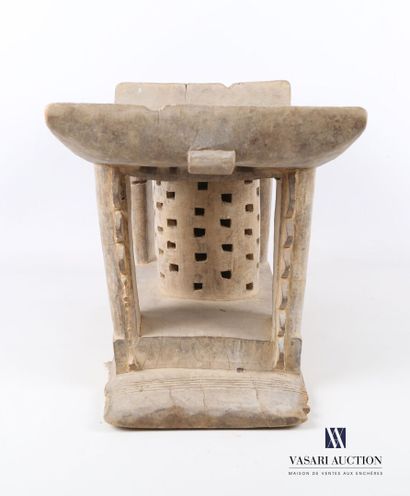 null COTE D'IVOIRE

Chaise royale Agni en bois, l'assise incurvée repose sur quatre...