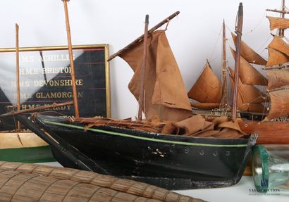 null Lot comprenant quatre maquettes de bateaux en bois dont un thonier (Long. :...