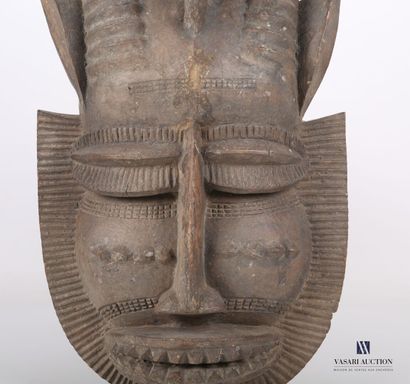 null CÔTE D'IVOIRE

Masque en bois sculpté figurant un visage cornu coiffé d'un oiseau.

(légères...