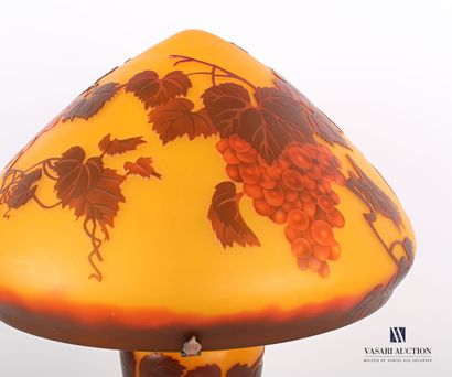 null Lampe de forme champignon en verre à décor de grappes de raisin sur la panse...