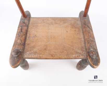 null AFRIQUE

Chaise en bois sculpté le dossier droit présente une barrette cintrée,...