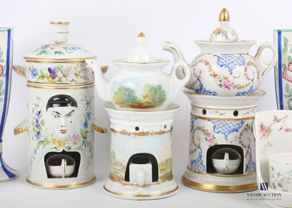 null Lot en porcelaine comprenant trois tisanières en porcelaine blanche traité en...