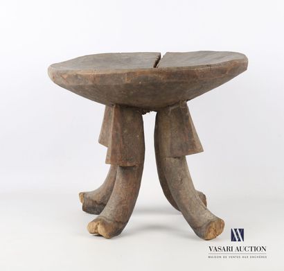 null AFRIQUE

Tabouret en bois sculpté, l'assise de forme ovale repose sur quatre...