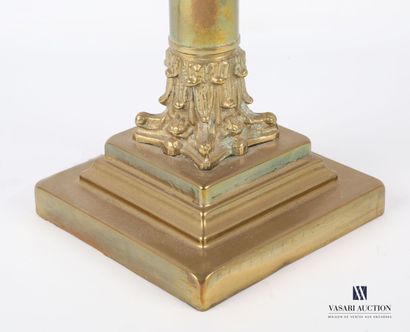 null Pied de lampe en bronze posant sur une base carrée à gradin, le fût en forme...