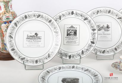 null Lot en porcelaine comprenant six assiettes de table à décor dans le bassin les...