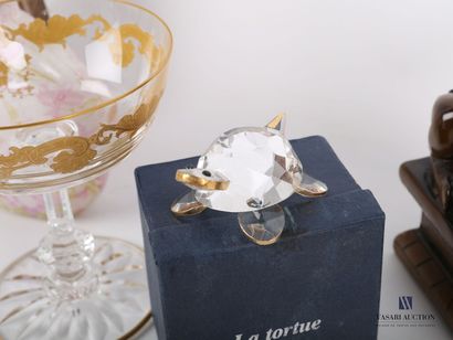 null Lot comprenant une coupe à champagne en verre à décor doré d'une frise d'acanthes...