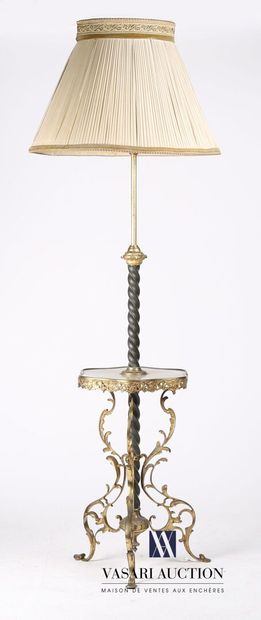 null Lampe de parquet en bronze posant sur trois pieds cambrés en enroulement feuillagés,...