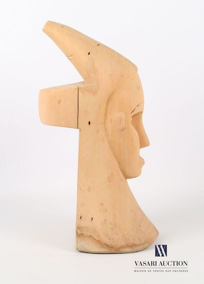 null AFRIQUE

Sujet en bois sculpté représentant une figure anthropomorphe cornue.

(fente...